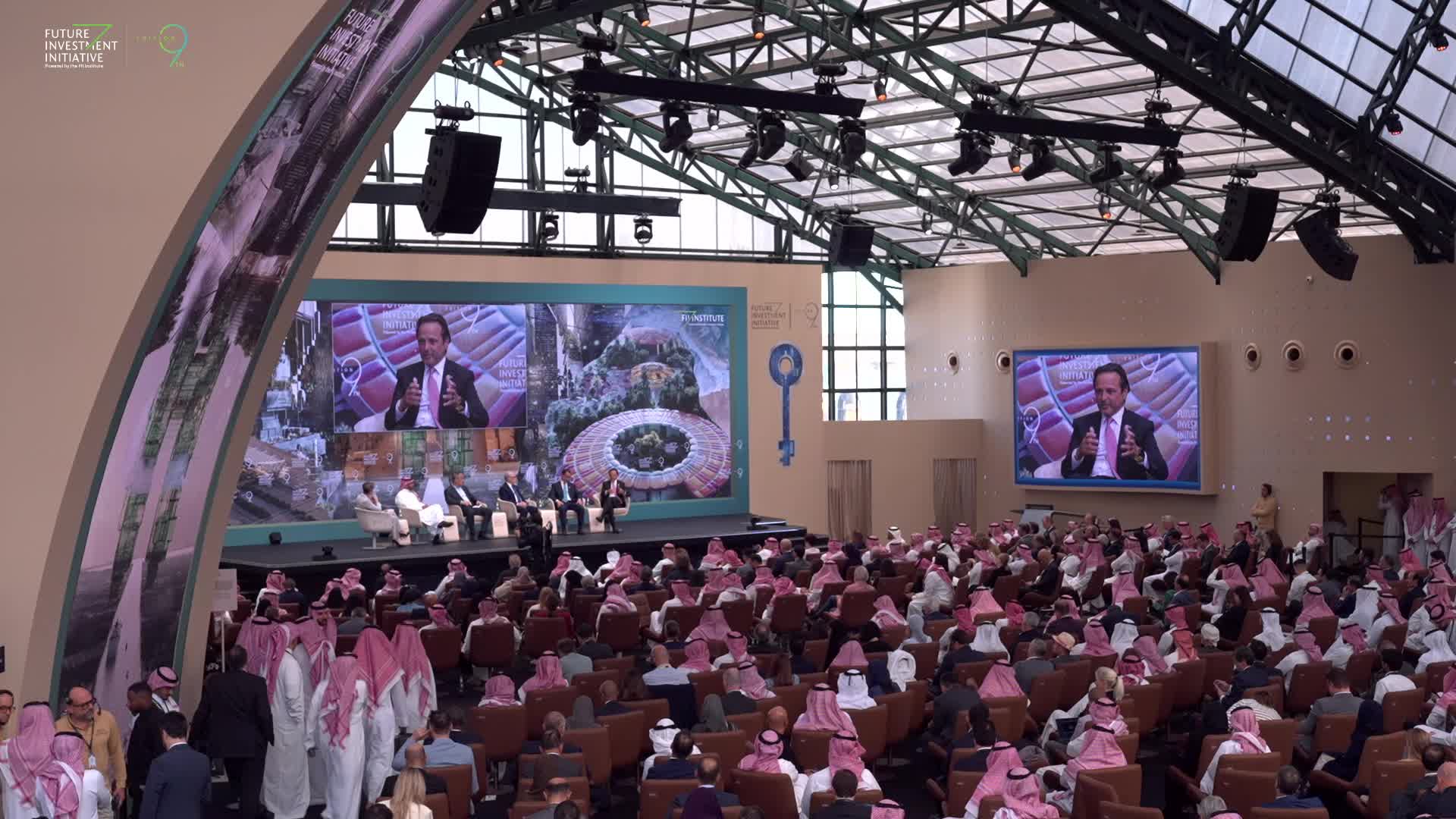 HOW TO OPERATE THE WORLD'S BIGGEST PROJECTS